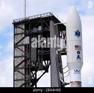 Cape Canaveral, États-Unis. 25 mars 2020. Le 25 mars 2020 - Cape Canaveral, Floride, États-Unis - une fusée Atlas V de l'Alliance de lancement des États-Unis avec un satellite de communications militaires à haute fréquence avancée (AEHF) pour une charge utile est vue le 25 mars 2020, La veille de son lancement prévu à la station aérienne de Cape Canaveral à Cape Canaveral, en Floride. Ce sera le premier lancement officiel de la nouvelle Force spatiale américaine. Crédit: Paul Hennessy/Alay Live News Banque D'Images