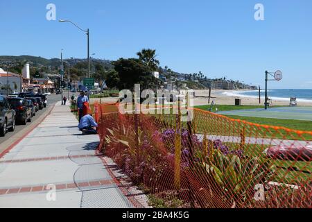 Laguna Beach, CA/USA - 23 mars 2020: Les ouvriers s'enlisent de la plage de Laguna Beach pour faire respecter la fermeture de COVID-19 Banque D'Images