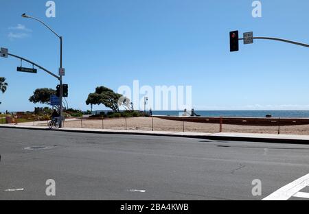 Laguna Beach, CA/USA - 23 mars 2020: Laguna Beach est clôturée et un sauveteur patrouille pour faire respecter la fermeture de COVID-19 Banque D'Images