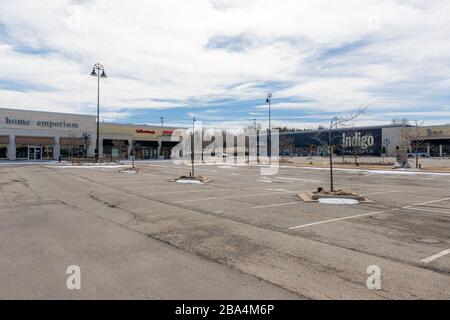 Saint John, N.-B., Canada - 25 mars 2020 : un stationnement vide dans un centre commercial. Les magasins sont fermés en raison de la pandémie COVID-19. Banque D'Images