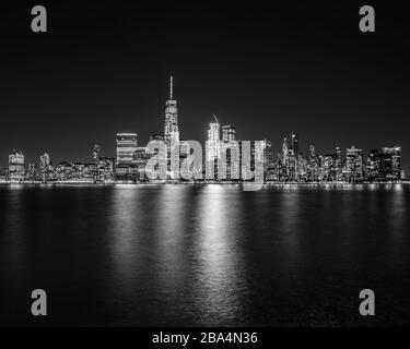 La ville de New York en noir et blanc spectaculaire avec Freedom Tower et ses réflexions dans le fleuve Hudson. Banque D'Images