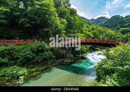 Vue sur le pont Shinkyo se dresse à l'entrée des sanctuaires et des temples de Nikko, au Japon Banque D'Images