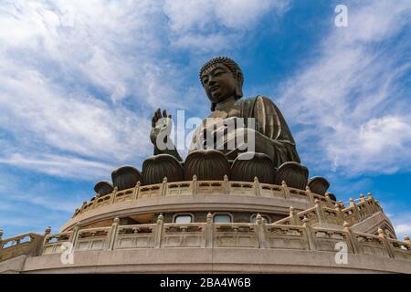 Grand Bouddha, Tian Tan Bouddha, une statue de 34 mètres de haut en bronze sur l'île Lantau, Hong Kong. Banque D'Images