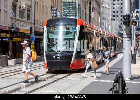 Trains légers en train de Sydney longeant la rue george dans le centre-ville de Sydney, Nouvelle-Galles du Sud, Australie Banque D'Images