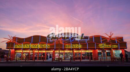 Architecture du milieu du siècle, art déco, rationalisé, années 50, brutaliste, années 60, années 70, arcade ou façade de divertissement. Vacances, caravanes Banque D'Images