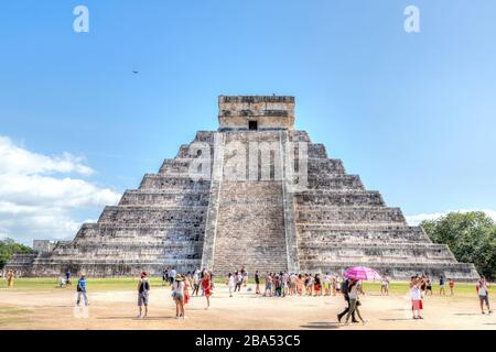 Chichen Itza, Mexique - 23 décembre 2019: Les touristes visitent la célèbre pyramide de Kukulcan à Chichen Itza dans la péninsule du Yucatan au Mexique. UN MONDE DE L'UNESCO H Banque D'Images