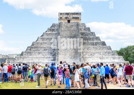 Chichen Itza, Mexique - 23 décembre 2019: Les touristes visitent la célèbre pyramide de Kukulcan à Chichen Itza dans la péninsule du Yucatan au Mexique. UN MONDE DE L'UNESCO H Banque D'Images