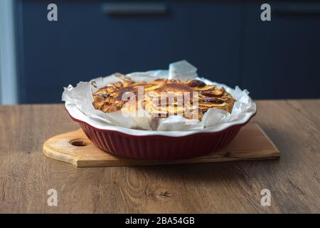 Tarte aux pommes fraîchement cuite à la maison dans le four de la cuisine. Cuisson maison à la pomme Charlotte. Gâteau végétalien dans un plat de cuisson Banque D'Images