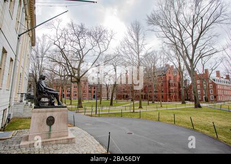 25 mars 2020, Harvard College, Cambridge, Massachusetts, États-Unis : Vider Harvard Yard à Cambridge, ma. Le président de l'Université Harvard, Lawrence S. Bacow, a annoncé que lui et sa femme ont fait des tests positifs pour le coronavirus mardi 24 mars. L'Université Harvard a fermé son campus plus tôt en mars. Banque D'Images
