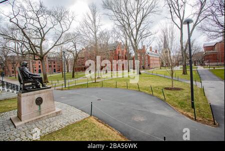 25 mars 2020, Harvard College, Cambridge, Massachusetts, États-Unis : Vider Harvard Yard à Cambridge, ma. Le président de l'Université Harvard, Lawrence S. Bacow, a annoncé que lui et sa femme ont fait des tests positifs pour le coronavirus mardi 24 mars. L'Université Harvard a fermé son campus plus tôt en mars. Banque D'Images