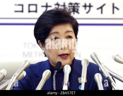 Tokyo, Japon. 25 mars 2020. Le gouverneur de Tokyo Yuriko Koike parle avant la presse, puisque 41 nouveaux patients positifs au coronavirus ont été retrouvés le mercredi 25 mars 2020 à l'hôtel de ville de Tokyo. Koike a prévenu Tokyo pourrait commencer à voir une forte augmentation dans les cas du nouveau coronavirus et a parlé de la possibilité d'un verrouillage à l'échelle de la ville. Crédit: Yoshio Tsunoda/AFLO/Alay Live News Banque D'Images