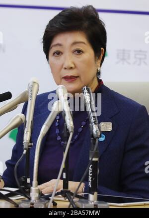 Tokyo, Japon. 25 mars 2020. Le gouverneur de Tokyo Yuriko Koike parle avant la presse, puisque 41 nouveaux patients positifs au coronavirus ont été retrouvés le mercredi 25 mars 2020 à l'hôtel de ville de Tokyo. Koike a prévenu Tokyo pourrait commencer à voir une forte augmentation dans les cas du nouveau coronavirus et a parlé de la possibilité d'un verrouillage à l'échelle de la ville. Crédit: Yoshio Tsunoda/AFLO/Alay Live News Banque D'Images