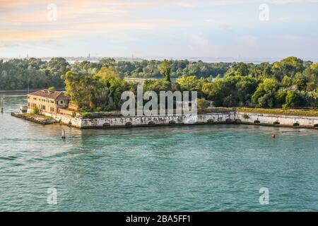 Le soleil commence à se coucher sur forte Sant'Andrea sur l'île du Vignole, dans les eaux au large de Venise, en Italie. Banque D'Images