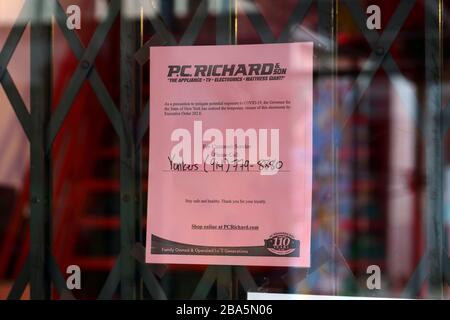 New York, NY, 24 mars 2020. Signe sur une porte d'un magasin d'appareils informant les clients par mesure de précaution pour atténuer la propagation potentielle de la pandémie de coronavirus COVID-19, le gouverneur de l'État de New York a émis l'ordonnance exécutive 202.8 ordonnant la fermeture d'entreprises non essentielles pour lutter contre la propagation de la pandémie. Crédit: Robert K. Chin. Banque D'Images