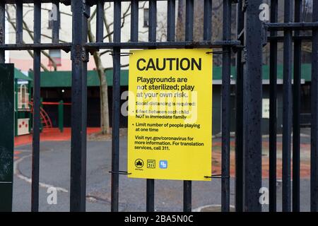 New York, NY, 25 mars 2020. Un panneau de NYC Parks sur un terrain de jeux avertissant les visiteurs de jouer à leurs propres risques car l'équipement n'a pas été stérilisé ou désinfecté; et de pratiquer des distances sociales pour empêcher la propagation de la pandémie de COVID-19 du coronavirus. MISE À JOUR : les aires de jeux de New York ont été fermées le 2 avril par le Govenor Andrew Cuomo de l'État de New York. Crédit: Robert K. Chin. Banque D'Images