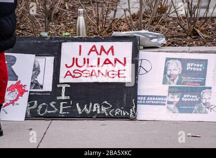 TORONTO, CANADA - 01 04 2020: Bannières à l'appui d'un militant et fondateur renommé de l'organisation sans but lucratif WikiLeaks Julian Assange mais par Banque D'Images
