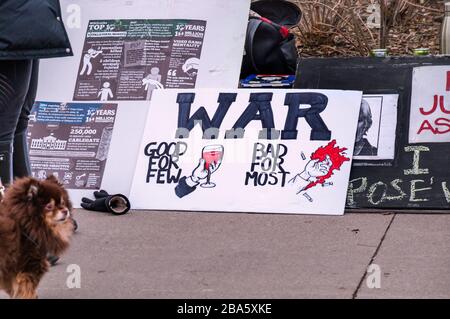 TORONTO, CANADA - 01 04 2020: Un plackard anti-guerre, mais par des manifestants à l'extérieur du consulat des États-Unis à Toronto Banque D'Images