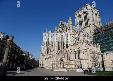 York. 25 mars 2020. La photo prise le 25 mars 2020 montre une vue générale de York Minster dépourvue à la fois de la population locale et des touristes à York, en Grande-Bretagne. Au total, 9 529 cas de COVID-19 ont été confirmés au Royaume-Uni mercredi matin, soit une augmentation de 1 452 par rapport au chiffre officiel de mardi, selon le Département de la santé et des soins sociaux du Royaume-Uni. Crédit: Craig Brough/Xinhua/Alay Live News Banque D'Images