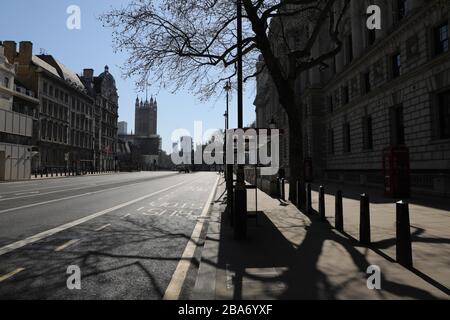 Londres, Royaume-Uni. 25 mars 2020. La photo prise le 25 mars 2020 montre un Whitehall vide à Londres, Grande-Bretagne. Au total, 9 529 cas de COVID-19 ont été confirmés au Royaume-Uni mercredi matin, soit une augmentation de 1 452 par rapport au chiffre officiel de mardi, selon le Département de la santé et des soins sociaux du Royaume-Uni. Crédit: Tim Irlande/Xinhua/Alay Live News Banque D'Images