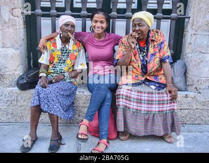 Touristique et deux femmes cubaines fument un cigare, la Havane, Cuba Banque D'Images