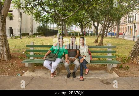 Cubain avec touriste dans un parc de la Havane, la Havane, Cuba Banque D'Images