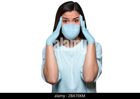 Inquiète, peur, paniquée asian american femme dans le masque médical et des gants en caoutchouc, préoccupée par la maladie virale pandémique, paranoïde de pandémie Banque D'Images
