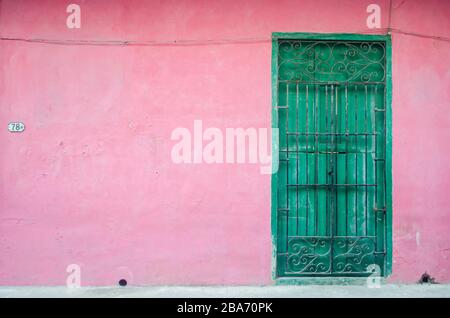 Façade classique d'une ancienne maison à la Havane. Banque D'Images