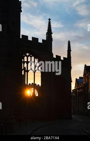 Vieille cathédrale de Coventry sur la voie bayley au lever du soleil au printemps. Coventry, West Midlands, Angleterre. Silhouette Banque D'Images