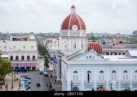 Scène dans les environs du parc Jose Marti dans la ville coloniale de Cienfuegos. Le Casino espagnol est vu dans l'image Banque D'Images