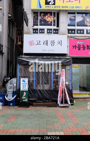 BUSAN, CORÉE DU SUD - 10 mars 2020: Fermeture des restaurants locaux en raison du virus COVID-19 de 2020. Banque D'Images