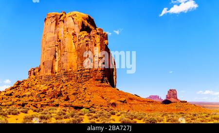 La formation de grès de Cly Butte dans le désert paysage de Monument Valley Navajo Tribal Park dans le sud de l'Utah, aux États-Unis Banque D'Images