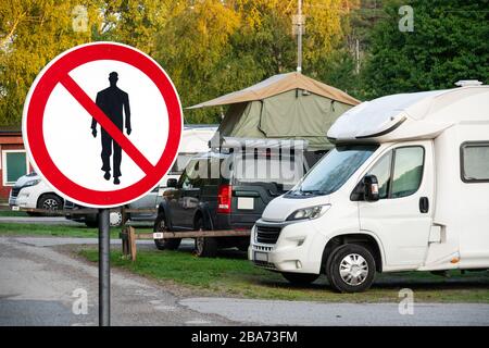 Interdiction de marcher dans le camping-car. Quarantaine de l'auto-isolation Banque D'Images