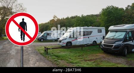 Interdiction de marcher dans le camping-car. Quarantaine de l'auto-isolation Banque D'Images