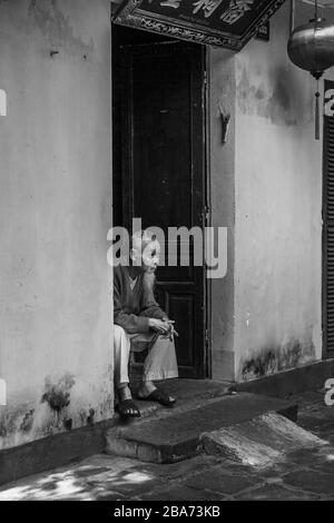 Vieil homme vietnamien à la porte Banque D'Images