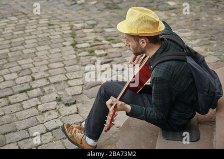 Charmant jeune musicien de rue avec guitare Banque D'Images