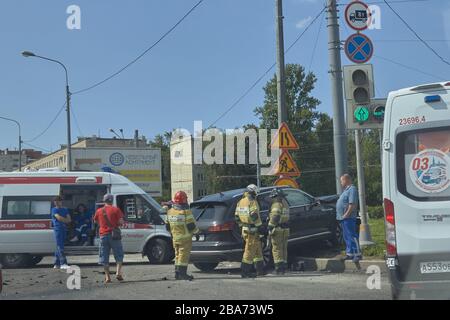 Saint-Pétersbourg, Russie-juin 08, 2019: Un 4x4 a conduit dans un poteau à une intersection Banque D'Images