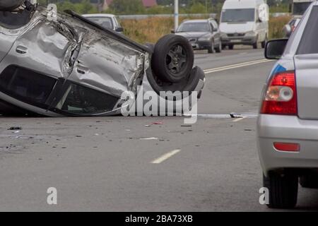 Saint-Pétersbourg, Russie-08 juin 2019 : une voiture renversée dans l'un des quartiers de la citys Banque D'Images