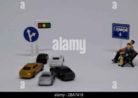 Gros plan modèle jouet / miniature trafic de confiture et couple assis pour attendre un bus Banque D'Images