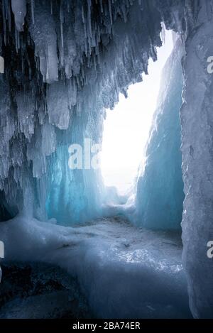 Une grotte de glace fait des beckons sur le lac Baikal, le plus ancien et le plus profond lac d'eau douce au monde, situé en Sibérie. Banque D'Images