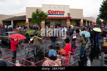 Pékin, États-Unis. 14 mars 2020. Les habitants de la région attendent des lignes à l'extérieur d'un supermarché Costco à Los Angeles, aux États-Unis, le 14 mars 2020. Crédit: Qian Weizhong/Xinhua/Alay Live News Banque D'Images