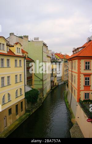 Vue sur la rivière des canaux, Prague, république tchèque, maisons colorées. Banque D'Images