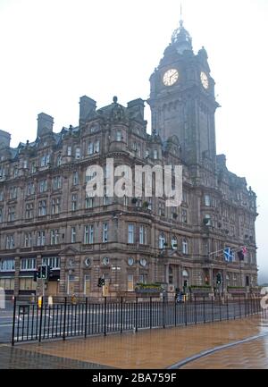 Princes Street, Édimbourg, Écosse, Royaume-Uni. 26 mars 2020. Les lumières sont allumées mais personne ne rentre à la maison. Le troisième jour de l'éclusage de Covid-19 au Royaume-Uni, Princes Street se réveille pour découvrir que l'hôtel Balmoral est fermé avec des fenêtres à bord et que les propriétaires ont suspendu leurs affaires pendant un temps limité. Propriété de Rocco forte Hotels. En 1902 - l'hôtel a ouvert ses portes le 15 octobre en tant qu'hôtel de la gare britannique du Nord - le seul bâtiment résidentiel jamais érigé sur le côté sud de Princes Street. Banque D'Images