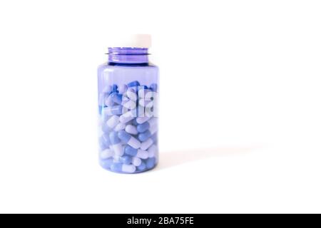 Pot de pilules sur fond blanc Banque D'Images