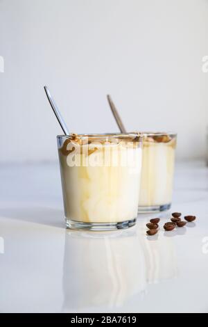 Café de la Corée du Sud : Latte froid tendance ou cappuccino au lait et au sucre de canne. Boisson estivale pour le petit déjeuner Banque D'Images
