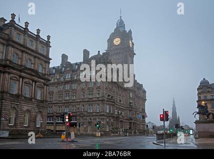 Princes Street, Édimbourg, Écosse, Royaume-Uni. 26 mars 2020. La circulation brumeuse et rêveuse ne commence pas à la journée, la température de 6 degrés qui longe Princes Street de l'est à l'ouest convient à l'humeur sombre du public écossais, Le troisième jour de Lockdown au Royaume-Uni en raison du Covid-19 Coronavirus avec la statue de Wellington sur la droite et le monument Scott en arrière-plan. Banque D'Images