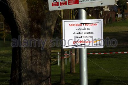 Ce matin, une aire de jeux déserte fermée à Coburg, en Bavière, tandis que des règles strictes concernant les mouvements à l'extérieur de la maison continuent d'être mises en œuvre. Banque D'Images