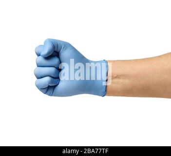 gros plan sur un poing avec des gants de protection en latex bleu sur fond blanc Banque D'Images