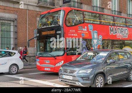 Madrid, Espagne - 13 février 2020: Le bus touristique "visite de la ville" se déplace sur la Calle Mayor Banque D'Images