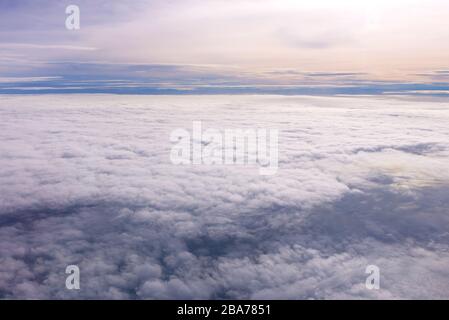 Ciel bleu et nuages comme vu à travers la vitre d'aéronefs. Banque D'Images