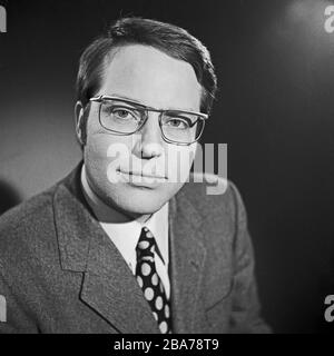 Gert Timmermann, Modérateur beim NDR à Hambourg, Allemagne, 1975. Gert Timmermann, TV et présentateur de radio allemand, de la chaîne de diffusion Norddeutscher Rundfunk à Hambourg, en Allemagne, vers 1975. Banque D'Images